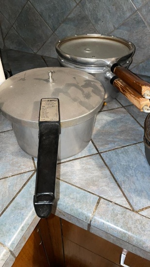 2 Pressure Cookers