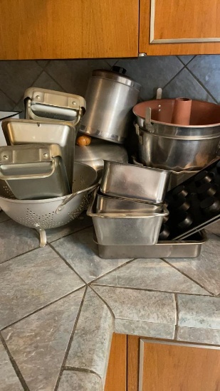 Lot aluminum baking & cake pans, ice trays &