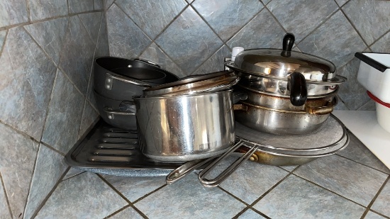 Lot of misc pots, pans, skillet & broiler pan