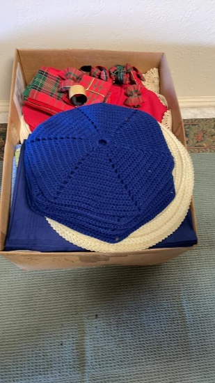Large box of placemats,napkin rings & doilies