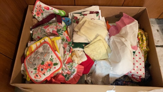 Box of aprons, kitchen towels & pot holders