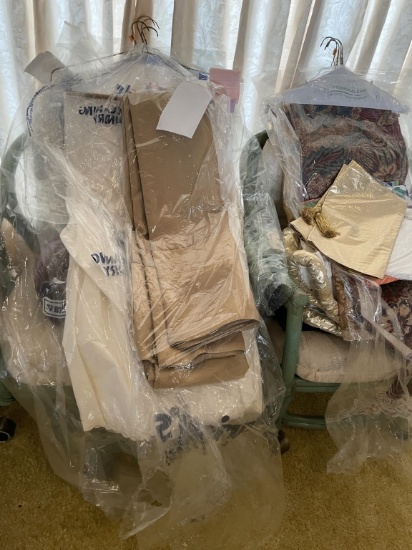 Box of table runners & table cloths