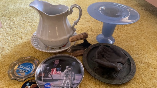 Box of misc decorative items