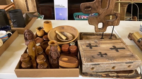 Lot of wooden bowls, S&P shakers & decor