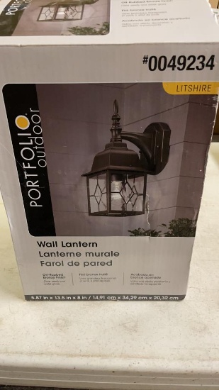 Outdoor wall lantern