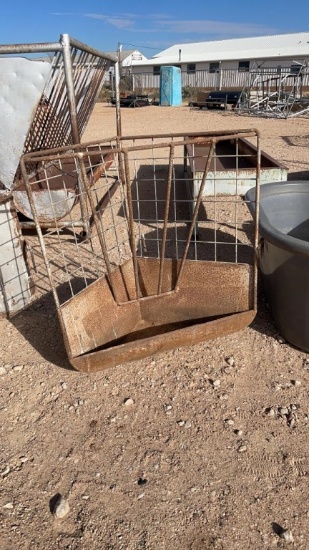 Corner hay feeder
