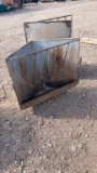 Corner hay feeder