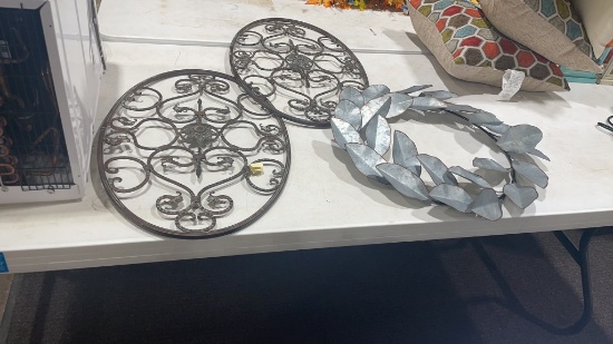 2 metal wall hangings & wreath