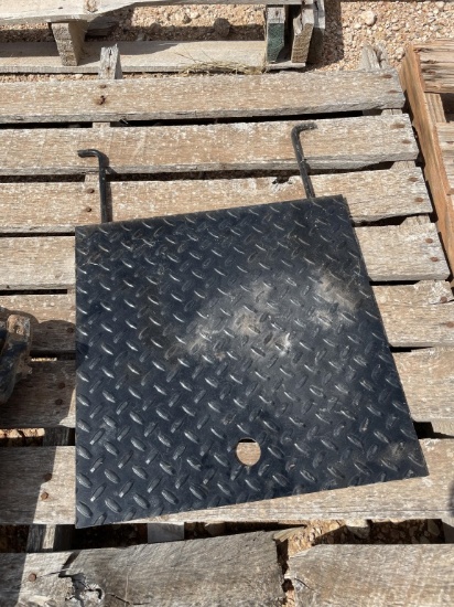 Flatbed gooseneck hitch cover