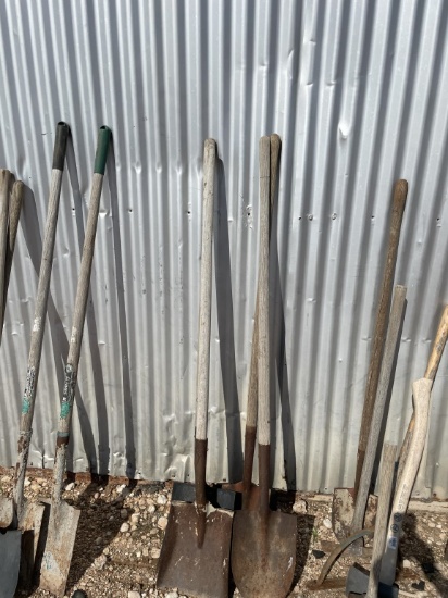 Lot of 4 shovels