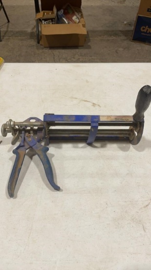 Epoxy caulk gun