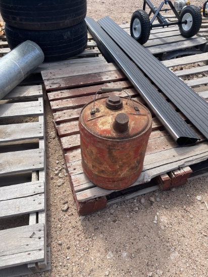 Metal gas can