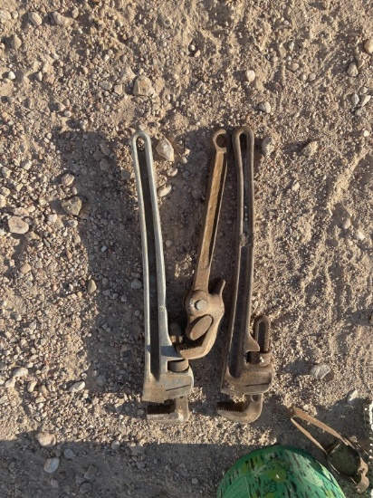 3 pipe wrenches