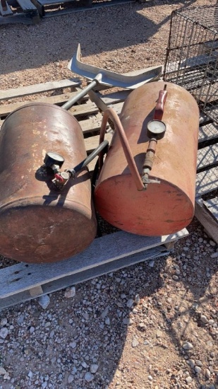 2 air tanks
