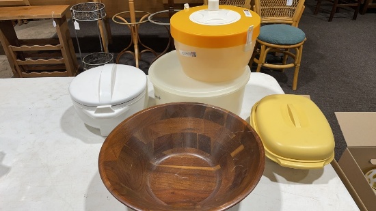 Lot of wood bowl & plasticware