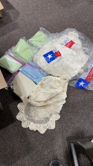 Box of tablecloths,doillies & placemats