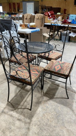 Wrought iron table w/4 matching chairs