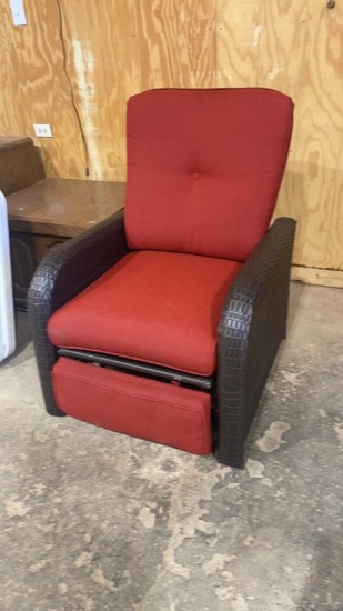 Outdoor patio recliner