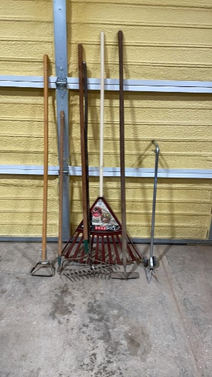 Lot of rakes, hoes & grass trimmer
