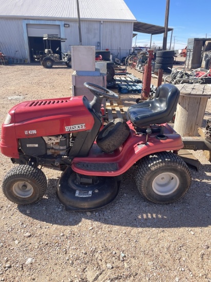 HUSKEE Riding lawnmower