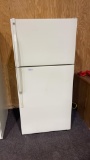 GE 18.2 CF Refrigerator works good