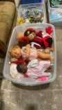 Tub of dolls & stuffed animals