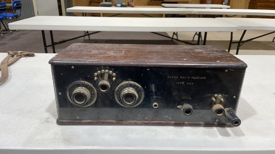 Vintage Tuska radio receiver type 225