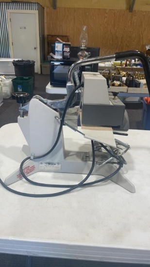 Heat transfer press for making caps