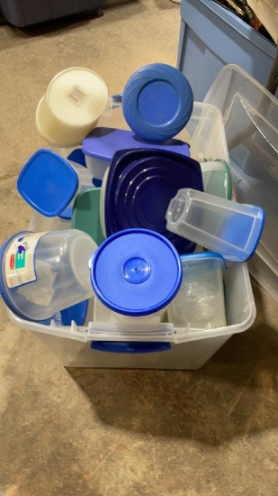 Tub of misc plasticware