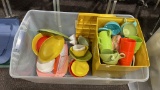 Tub of misc vintage plastic dishes
