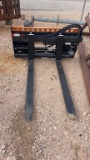 Hydraulic pallet fork for skid steer