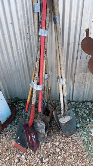 Lot of shovels, hoes & scrappers