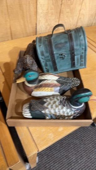 Box of duck & puppy figures, & decorative lunchbox