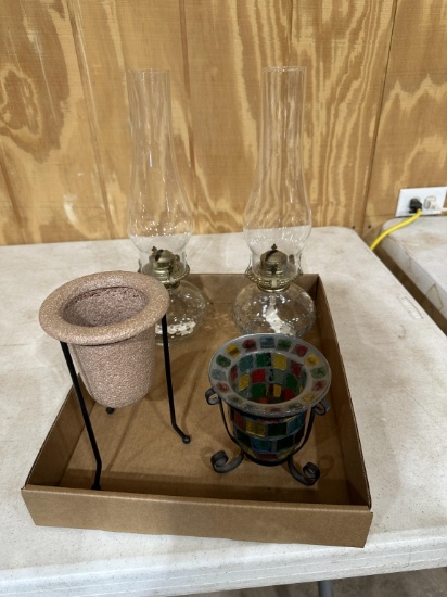 2 oil lamps & 2 small vases w/stands
