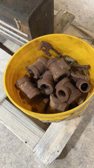 Bucket of 1-1/4” high pressure tees