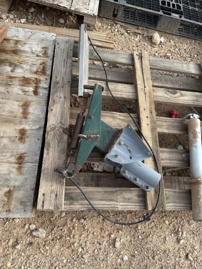 Clay pigeon thrower