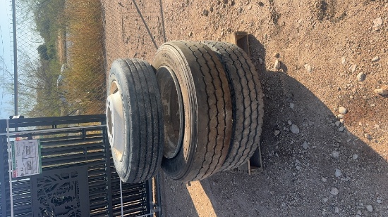 Lot of 5 255/75R22.5 truck tires and wheels