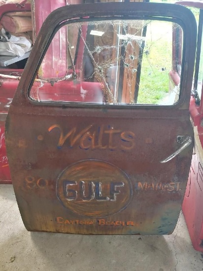 Garage ART Walt's Gulf - Truck Door