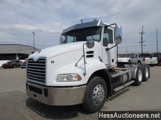 2010 MACK CXU613 T/A DAYCAB