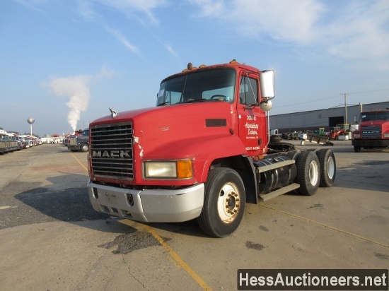 2001 MACK T/A DAYCAB