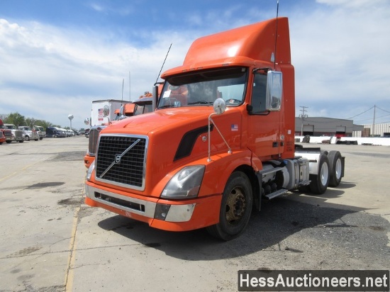 2011 VOLVO VNL64T300 T/A DAYCAB