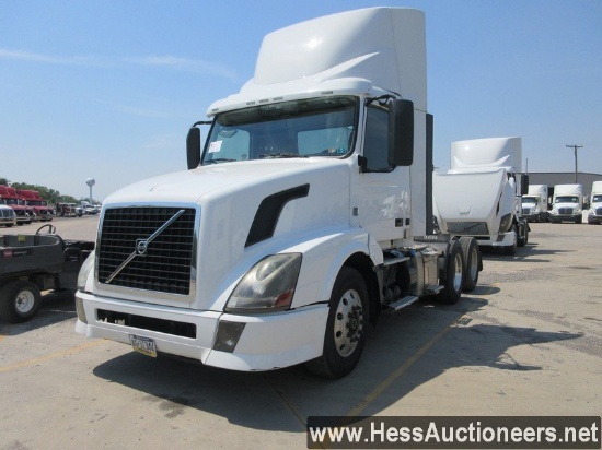 2015 VOLVO T/A DAYCAB,