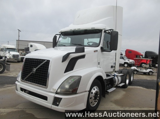 2015 VOLVO T/A DAYCAB, HESS REPORT IN PHOTOS, 556,468 MILES ON OD, ECM 5564