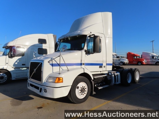 2013 VOLVO T/A DAYCAB, HESS REPORTS IN PHOTOS,633933 MILES ON OD, 633998 MI