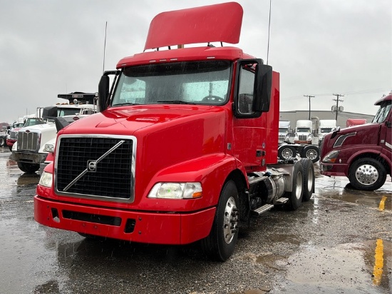 2017 VOLVO VNM64T T/A DAYCAB