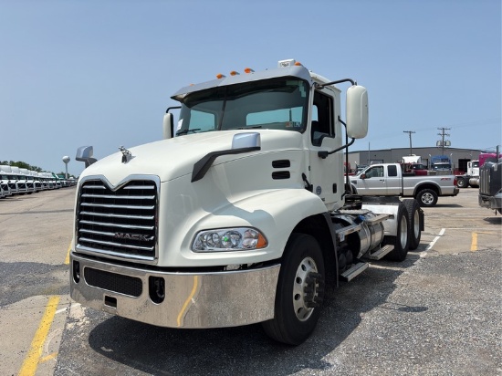 2015  MACK  CXU613  T/A DAYCAB
