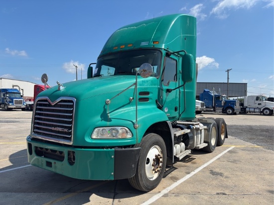 2015  MACK  CXU613  T/A DAYCAB