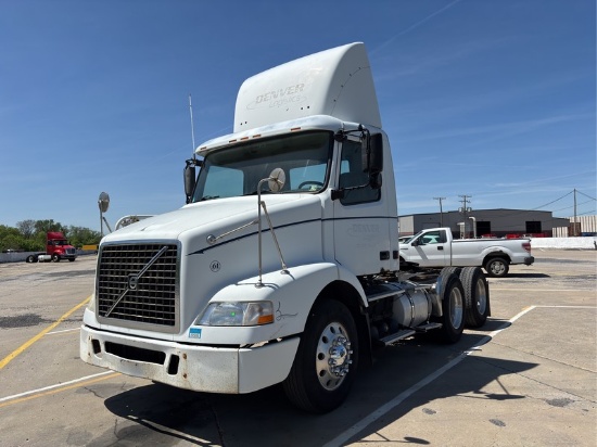 2005  VOLVO  VN  T/A DAYCAB