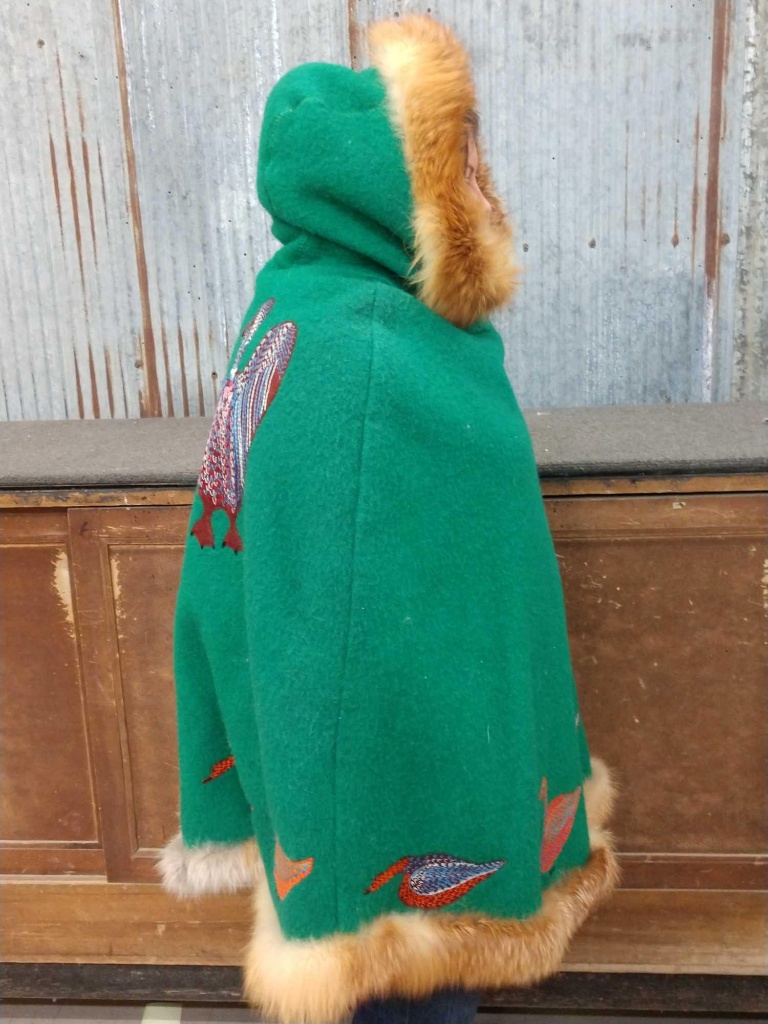 Nysgerrighed Hovedløse Måler Vintage Inuit Made Wool Poncho With Hood | Guns & Military Artifacts  Firearms | Online Auctions | Proxibid