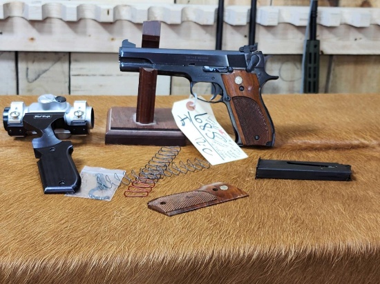 Smith & Wesson Model 52-2 .38 Special Wad Cutter Semi Auto Competition Pistol